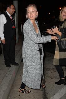 Kaley Cuoco feet photo thumbnail