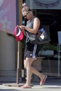 Kaley Cuoco feet photo thumbnail