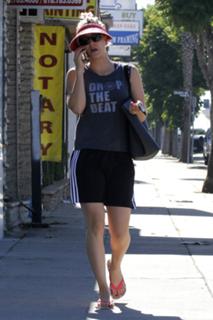 Kaley Cuoco feet photo thumbnail