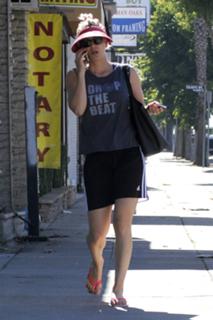 Kaley Cuoco feet photo thumbnail