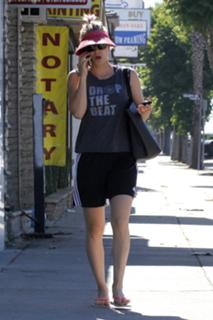 Kaley Cuoco feet photo thumbnail