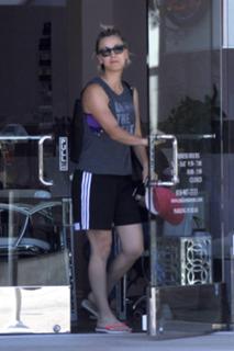 Kaley Cuoco feet photo thumbnail