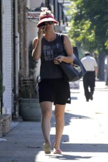 Kaley Cuoco feet photo thumbnail