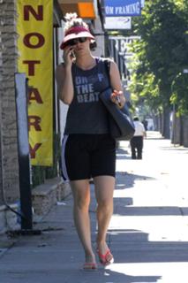 Kaley Cuoco feet photo thumbnail