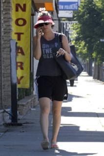 Kaley Cuoco feet photo thumbnail
