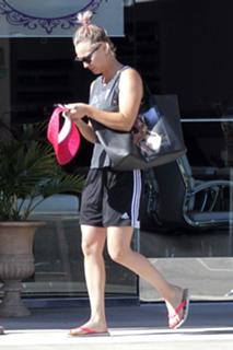 Kaley Cuoco feet photo thumbnail