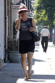 Kaley Cuoco feet photo thumbnail