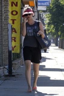 Kaley Cuoco feet photo thumbnail