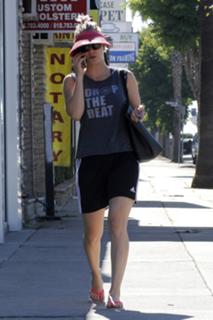 Kaley Cuoco feet photo thumbnail