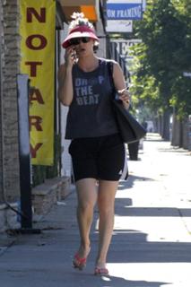 Kaley Cuoco feet photo thumbnail