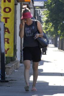 Kaley Cuoco feet photo thumbnail