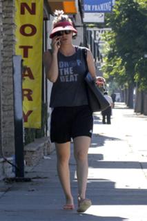 Kaley Cuoco feet photo thumbnail
