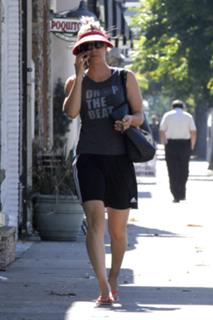 Kaley Cuoco feet photo thumbnail