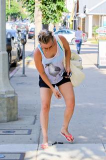 Kaley Cuoco feet photo thumbnail