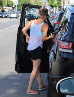 Kaley Cuoco feet photo thumbnail