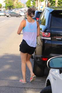 Kaley Cuoco feet photo thumbnail