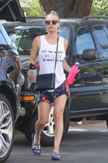 Kaley Cuoco feet photo thumbnail