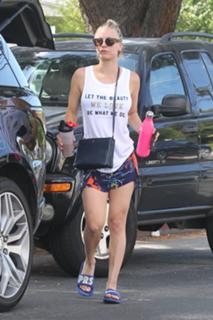 Kaley Cuoco feet photo thumbnail