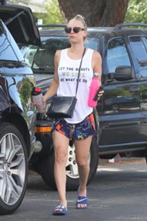 Kaley Cuoco feet photo thumbnail