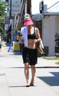 Kaley Cuoco feet photo thumbnail
