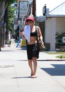 Kaley Cuoco feet photo thumbnail