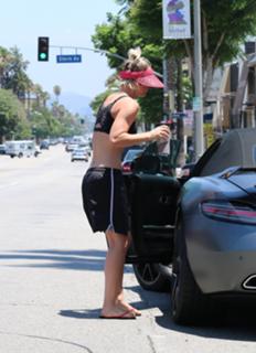 Kaley Cuoco feet photo thumbnail