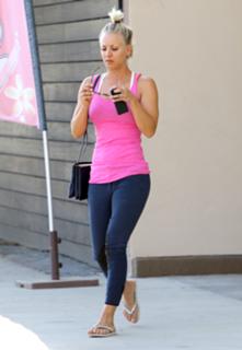 Kaley Cuoco feet photo thumbnail