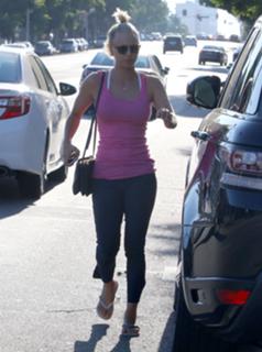 Kaley Cuoco feet photo thumbnail