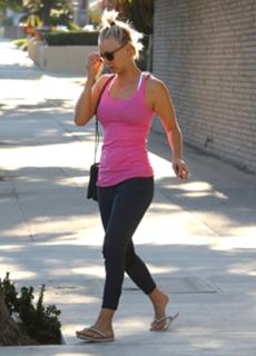 Kaley Cuoco feet photo thumbnail