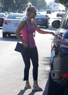 Kaley Cuoco feet photo thumbnail