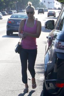 Kaley Cuoco feet photo thumbnail
