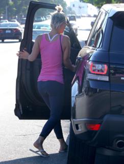 Kaley Cuoco feet photo thumbnail