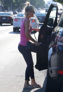 Kaley Cuoco feet photo thumbnail