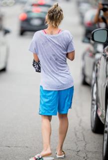 Kaley Cuoco feet photo thumbnail