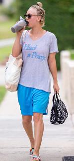 Kaley Cuoco feet photo thumbnail