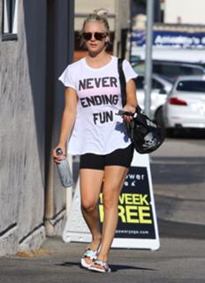 Kaley Cuoco feet photo thumbnail