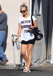 Kaley Cuoco feet photo thumbnail