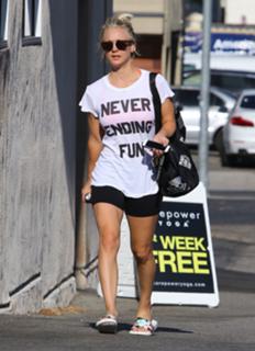 Kaley Cuoco feet photo thumbnail