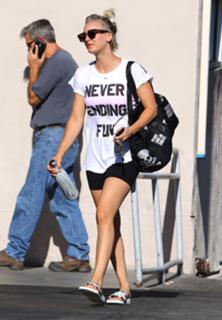 Kaley Cuoco feet photo thumbnail