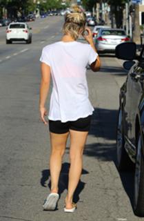 Kaley Cuoco feet photo thumbnail