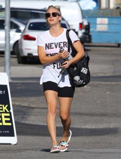 Kaley Cuoco feet photo thumbnail