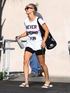 Kaley Cuoco feet photo thumbnail