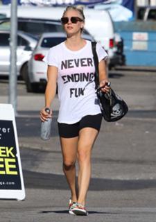 Kaley Cuoco feet photo thumbnail