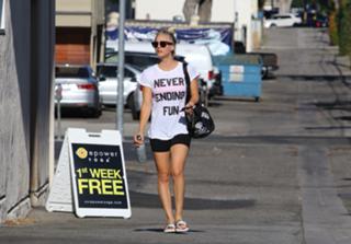 Kaley Cuoco feet photo thumbnail
