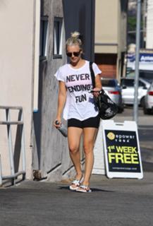 Kaley Cuoco feet photo thumbnail