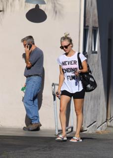 Kaley Cuoco feet photo thumbnail