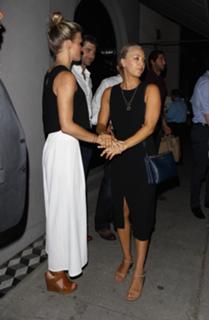 Kaley Cuoco feet photo thumbnail