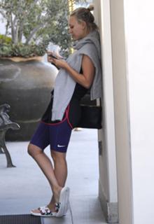Kaley Cuoco feet photo thumbnail