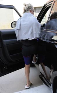 Kaley Cuoco feet photo thumbnail