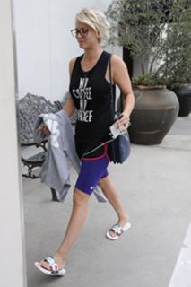 Kaley Cuoco feet photo thumbnail